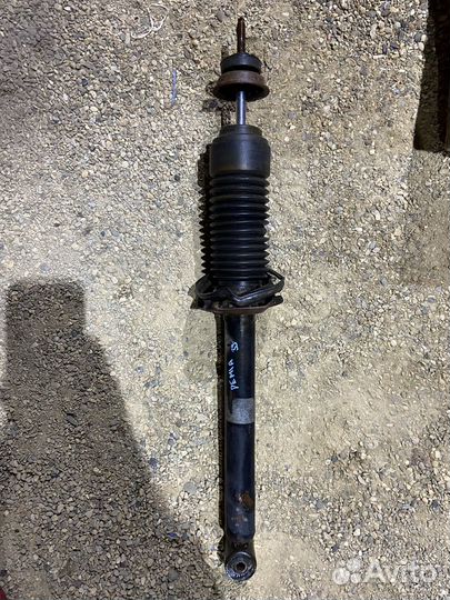 Стойка амортизатора задняя mazda demio