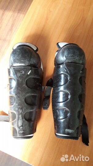 Хоккейный нагрудник и наколенники