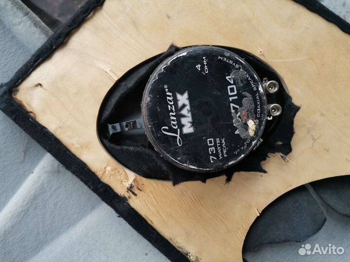 Полка деревянная с колонками priora