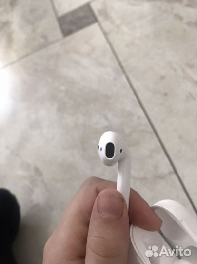 Airpods 2 с черным чехлом