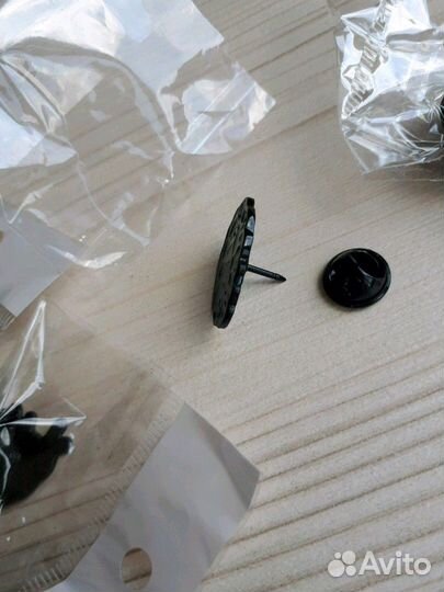 Значки- броши