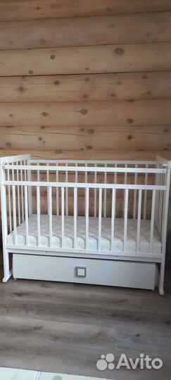 Детская кроватка с маятником и ящиком