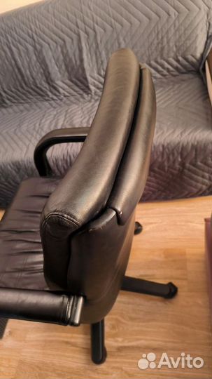 Офисное кожаное кресло