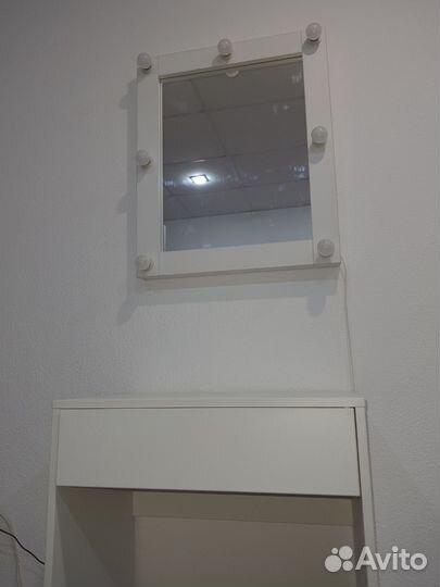 Туалетный столик с зеркалом и подсветкой