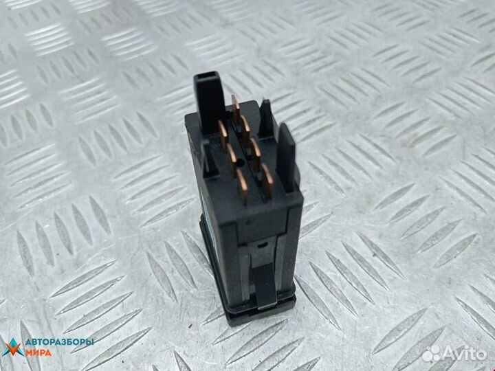 Кнопка аварийной сигнализации Volkswagen Passat