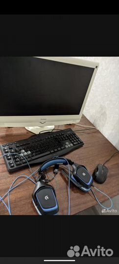 Компьютер в наборе (монитор, клавиатура)