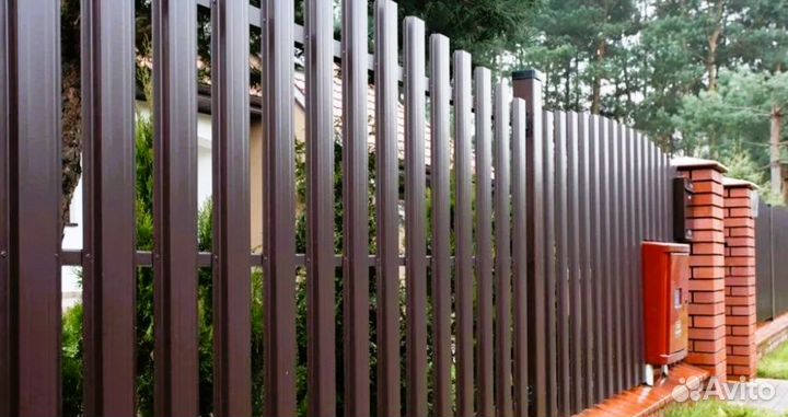 Забор из евроштакетника с металлическими столбами