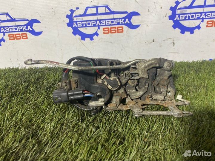 Замок двери передний правый Toyota Chaser X80 1992