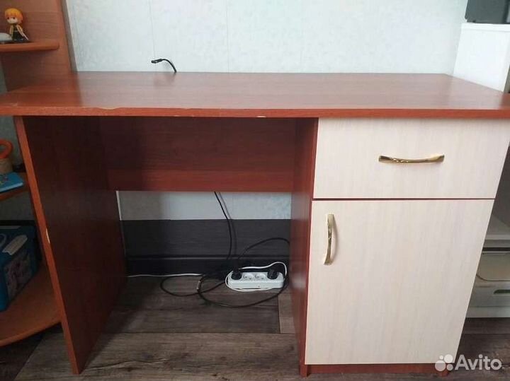 Письменный стол для школьника