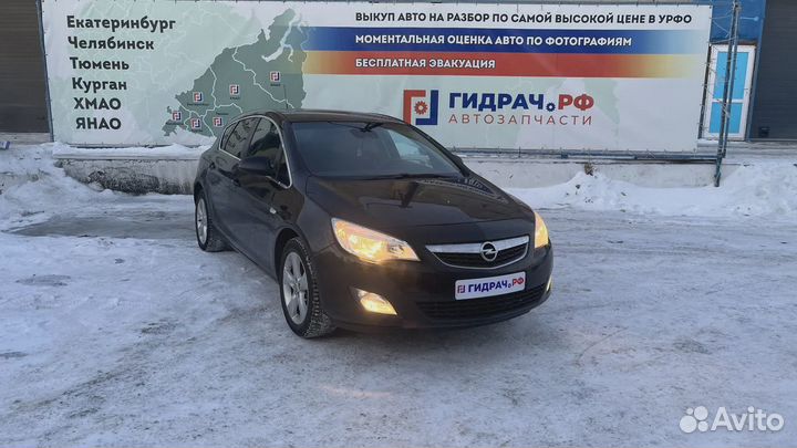 Обшивка багажника левая Opel Astra (J) 13310147. Порваны крепления