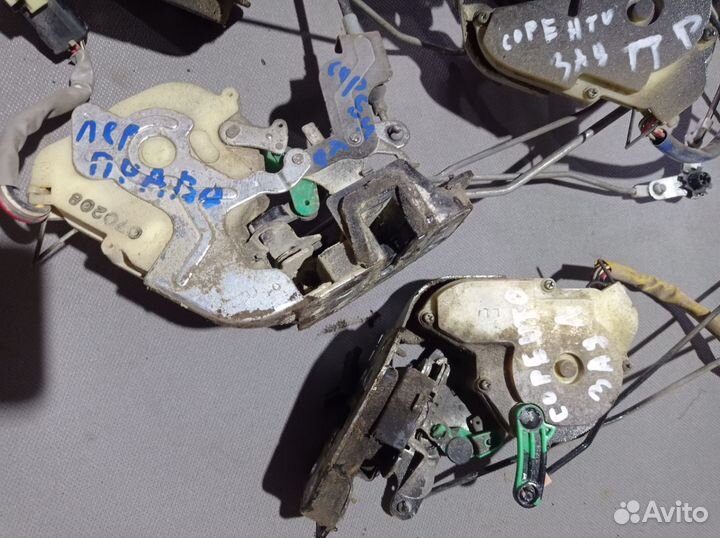 Замок боковой двери Kia sorento 1 3.3 2007 год