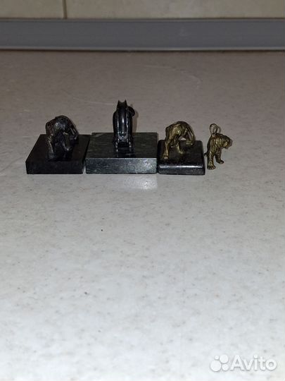 Статуэтка бык на камне