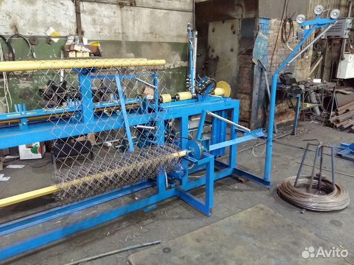 Рабочий на станок сетки Рабицы