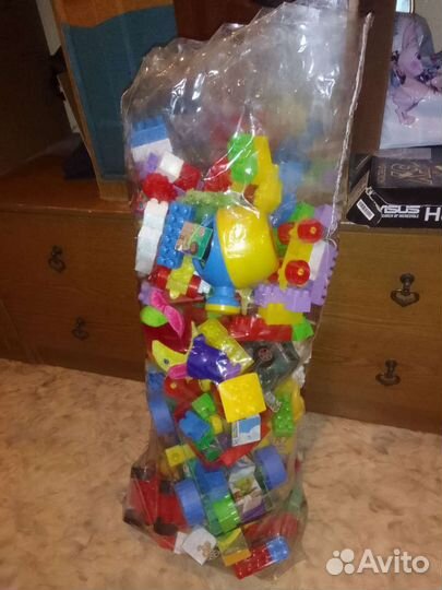 Конструктор пластиковый с игрушками