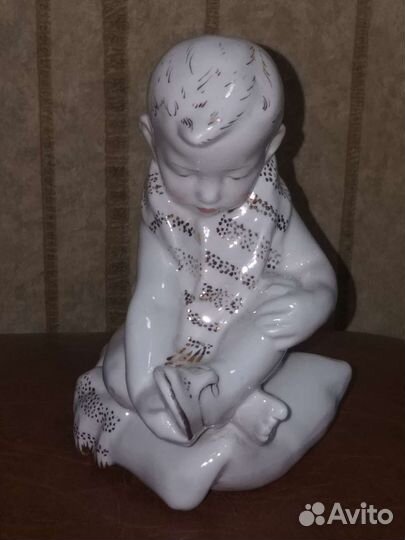 Статуэтка,Мальчик на подушке''