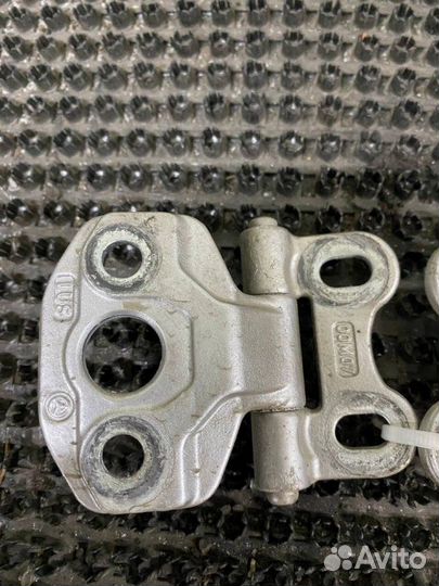 Петля двери передняя левая Mercedes-Benz E-Class