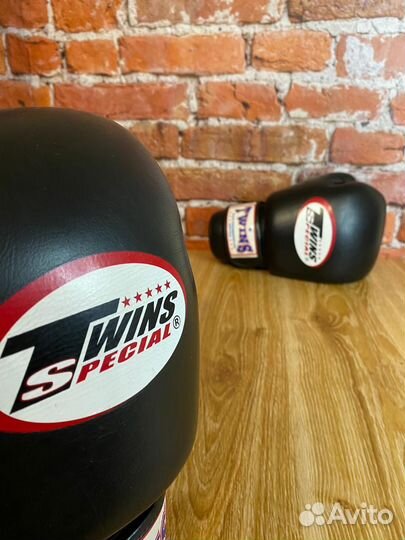 Боксерские перчатки twins special 10 oz