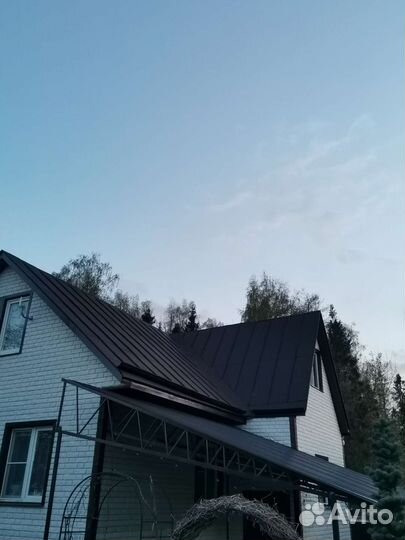 Покраска крыши дома