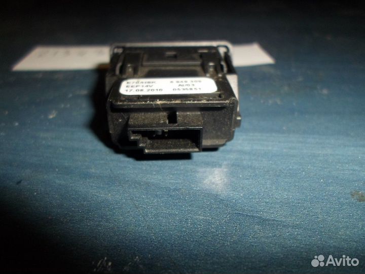 Кнопка открывания перчаточного ящика