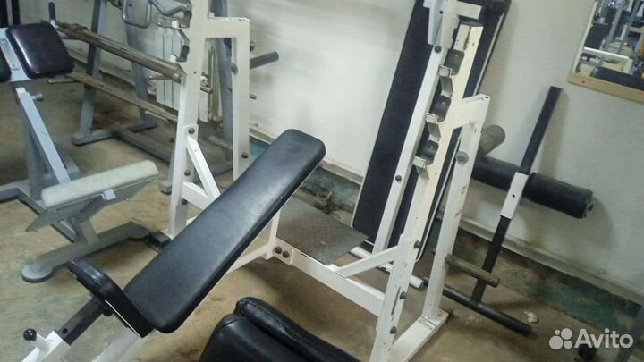 Штанга олимпийская и лежак