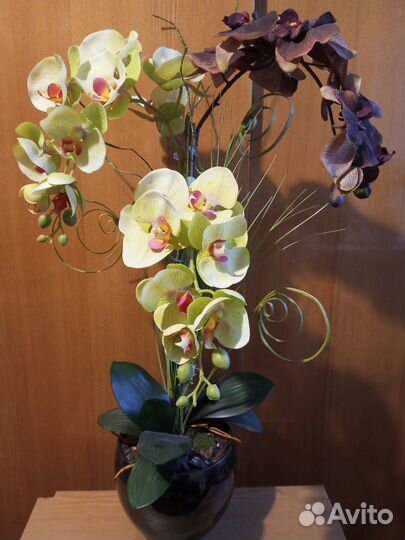 Искусственные цветы в горшках