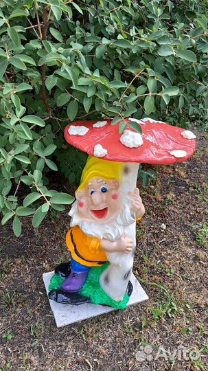 Гном под грибом