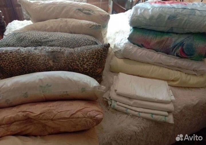 Одеяла, подушки, пледы, покрывала Б/У