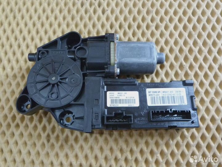 Моторчик стеклоподъемника передний правый Renault Megane III 2009-2016 (807309629R)