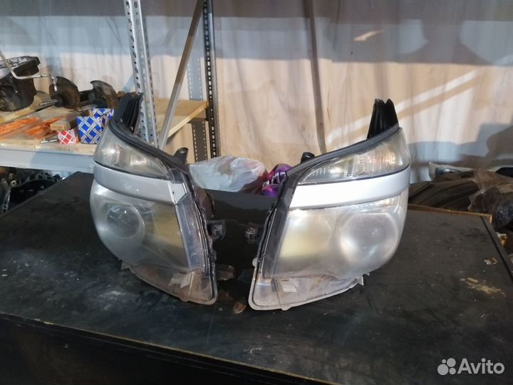Фары на Тойота Вокси 2010г.кузовZRR70,рестайлинг