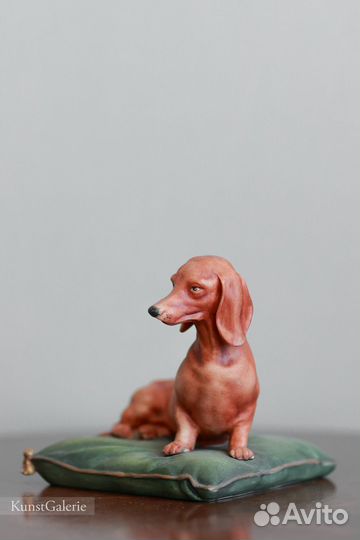 Такса на подушке Фарфоровая статуэтка Capodimonte