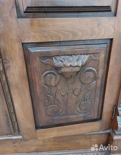 Антикварный шкаф