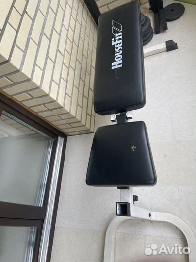 Скамья для жима и пресса с гантелями и штангой