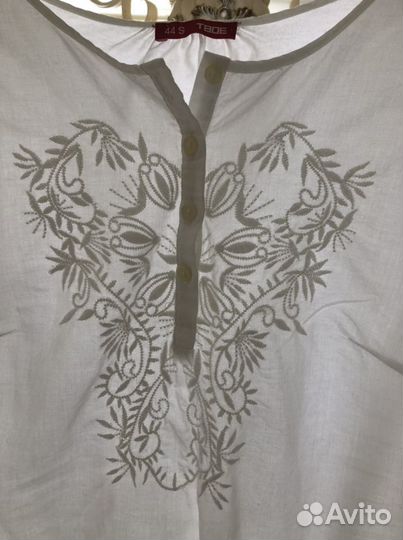 Блузка белая с вышивкой, размер S (44)