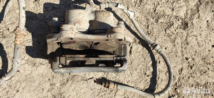 Левый тормозной суппорт Ниссан Либерти