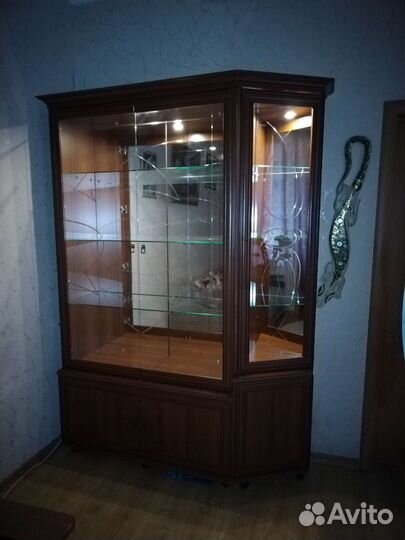 Шкаф витрина сервант