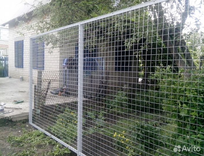 Забор из сварной сетки с металлическими столбами б