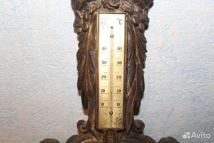 Старинный барометр в античном стиле