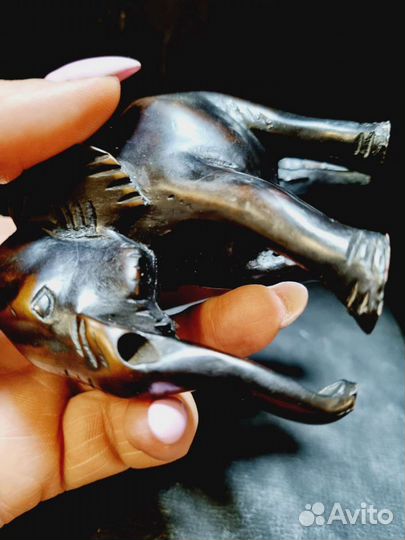 Небольшой слон, из ценных пород дерева. Из минусов