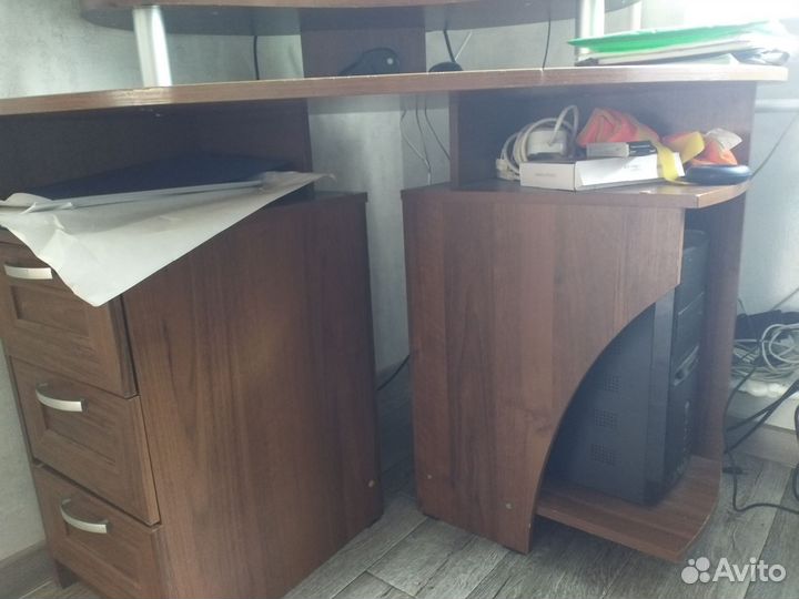 Угловой компьютерный стол