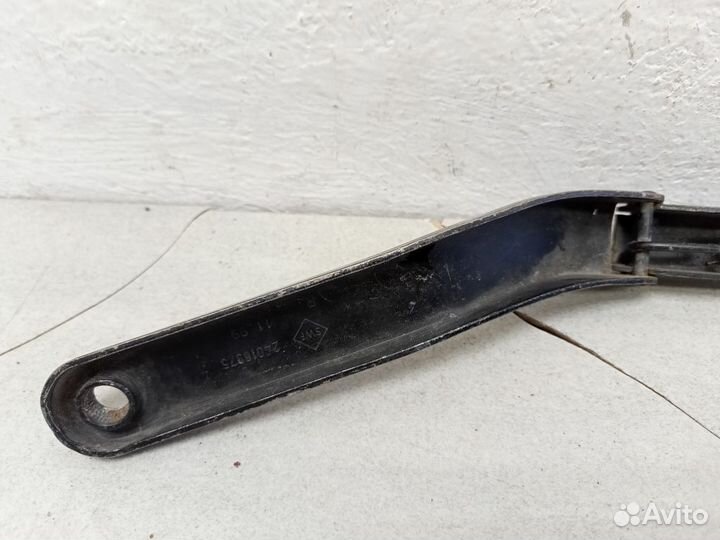 Поводок стеклоочистителя передний