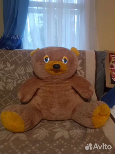Большой плюшевый медведь