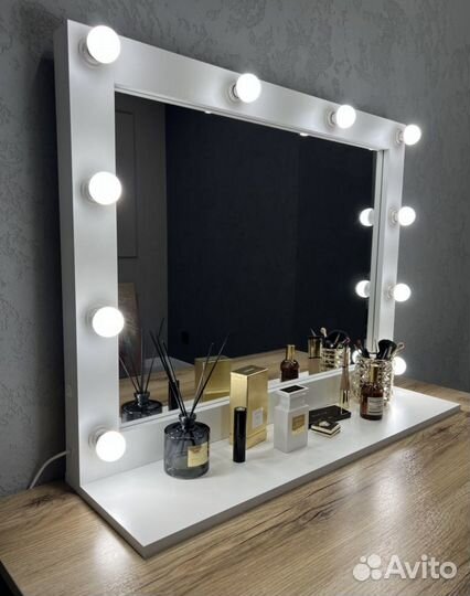 Гримерное зеркало с лампочками