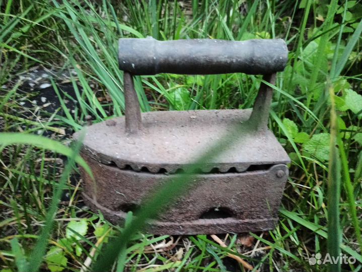 Старинный угольный утюг