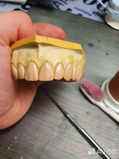 Зубной техник керамист