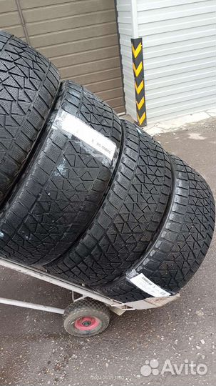 Bridgestone Blizzak DM-V2 285/45 R22 110T