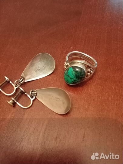 Серебряные серьги и перстень малахит