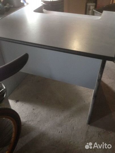 Стол компьютерный и книжный шкаф