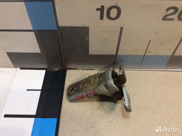 Петля двери передняя левая Mitsubishi Pajero 3