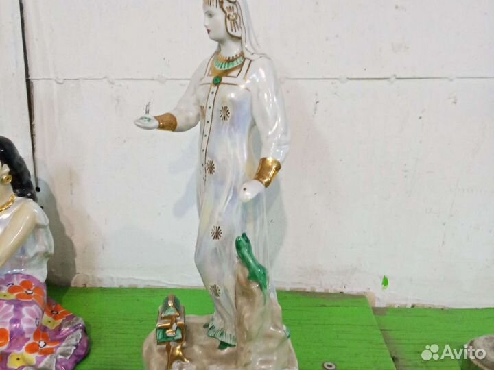 Фарфоровая статуэтка