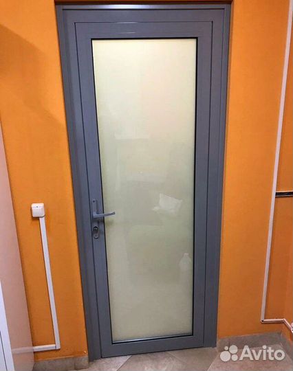 Дверь алюминиевая